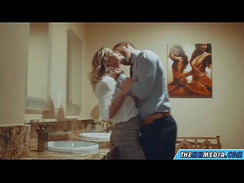 ❤️ Nigbati bilondi ti oyan ba tan ọ ni yara isinmi ti gbogbo eniyan ❤❌  Ibalopo ❌